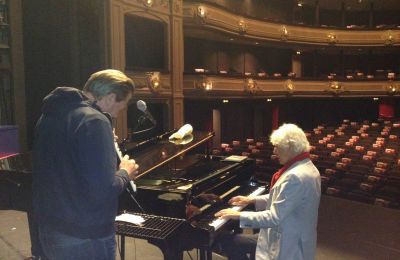 Paul van Vliet, in de
          Koninklijke Schouwburg