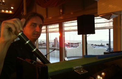 De pianostemmer himself..
