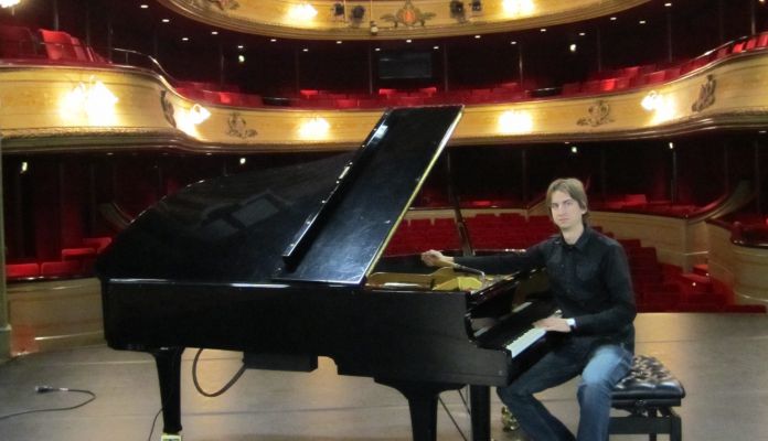 Michiel Haagsma aan het werk als pianostemmer